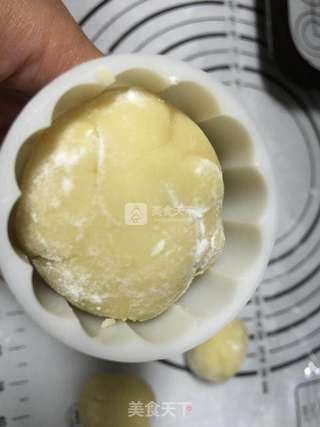 豆沙月饼的做法步骤:7