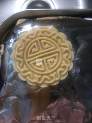 莲蓉蛋黄月饼的做法步骤:7