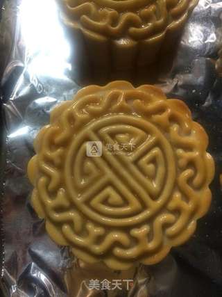 莲蓉蛋黄月饼的做法步骤:10