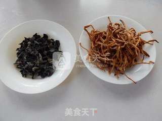金针菜木耳骨汤的做法步骤:2
