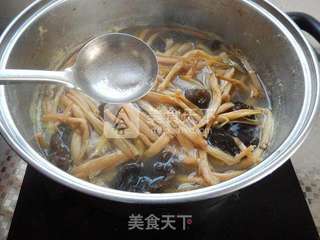 金针菜木耳骨汤的做法步骤:5