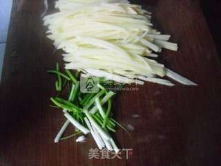 沙茶酱牛肉土豆丝的做法步骤：2