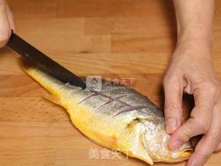 五柳酸甜鱼的做法步骤:2