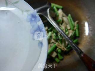 梅豆炒水笋的做法步骤：4