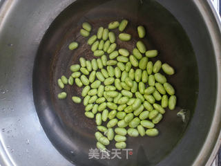 五花肉毛豆炒芋头的做法步骤：3