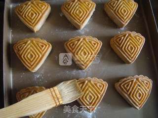 蔓越莓椰蓉月饼的做法步骤:12