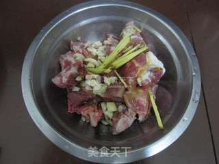 榨菜排骨蒸濑粉的做法步骤:2