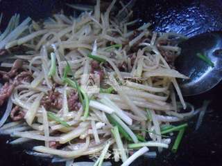 沙茶酱牛肉土豆丝的做法步骤：9