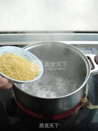 蛋黄小米糊的做法步骤：1