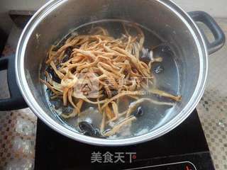 金针菜木耳骨汤的做法步骤:4