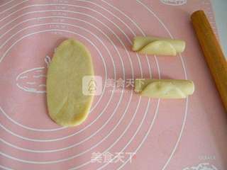 黑芝麻花生馅苏式月饼的做法步骤:12