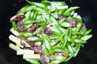 超级下饭的辣椒炒豆腐干香肠的做法步骤:5
