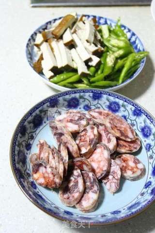 超级下饭的辣椒炒豆腐干香肠的做法步骤:2