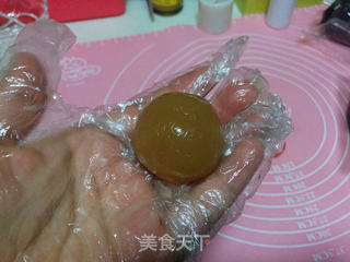紫薯蛋黄桃山月饼的做法步骤:7