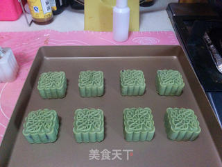 抹茶豆沙桃山月饼的做法步骤:16