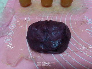 紫薯蛋黄桃山月饼的做法步骤:10