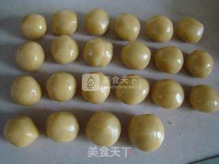 广式莲蓉蛋黄月饼的做法步骤:8