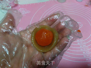 紫薯蛋黄桃山月饼的做法步骤:5
