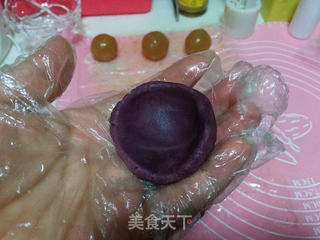 紫薯蛋黄桃山月饼的做法步骤:12
