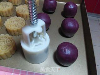 紫薯蛋黄桃山月饼的做法步骤:18