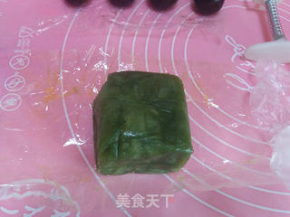 抹茶豆沙桃山月饼的做法步骤：4