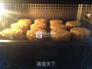 莲蓉蛋黄月饼的做法步骤:14