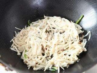 金针菇炒牛腩的做法步骤:5