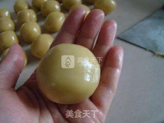广式莲蓉蛋黄月饼的做法步骤:10