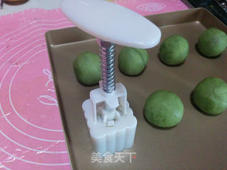抹茶豆沙桃山月饼的做法步骤:12