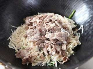 金针菇炒牛腩的做法步骤:6