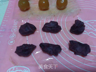 紫薯蛋黄桃山月饼的做法步骤:11