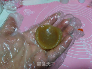 紫薯蛋黄桃山月饼的做法步骤:4