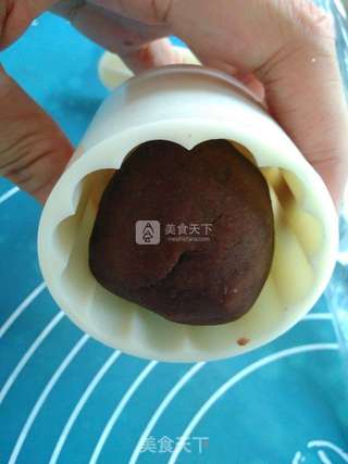 四色桃山月饼的做法步骤:30