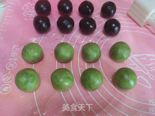 抹茶豆沙桃山月饼的做法步骤:6