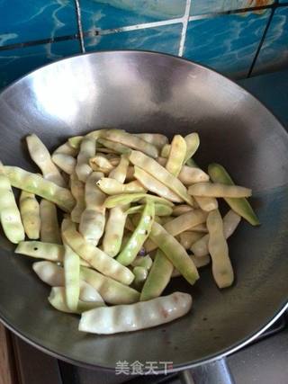清炖翻白眼豆角的做法步骤:3