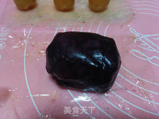 紫薯蛋黄桃山月饼的做法步骤:9