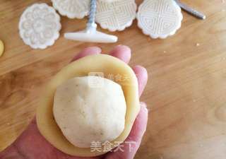 莲蓉蛋黄月饼的做法步骤:10