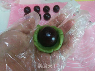 抹茶豆沙桃山月饼的做法步骤:8