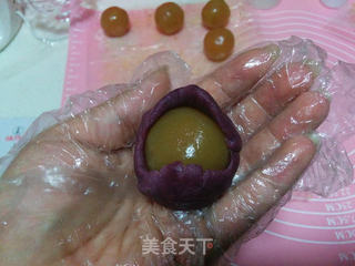 紫薯蛋黄桃山月饼的做法步骤:14