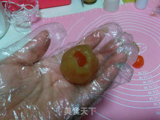 紫薯蛋黄桃山月饼的做法步骤:6