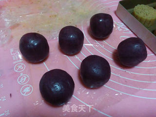 紫薯蛋黄桃山月饼的做法步骤:16