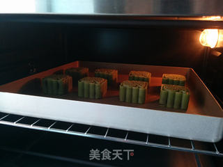 抹茶豆沙桃山月饼的做法步骤:15