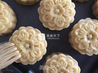 莲蓉蛋黄月饼的做法步骤:15