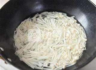 金针菇炒牛腩的做法步骤:3
