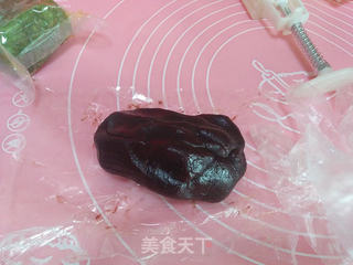 抹茶豆沙桃山月饼的做法步骤:2