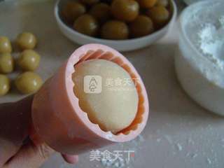 广式莲蓉蛋黄月饼的做法步骤:11