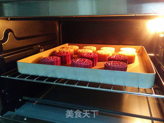 紫薯蛋黄桃山月饼的做法步骤:21