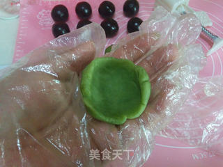 抹茶豆沙桃山月饼的做法步骤:7