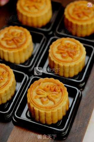 广式莲蓉蛋黄月饼的做法步骤:15