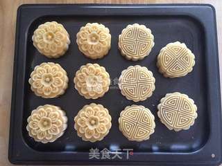 莲蓉蛋黄月饼的做法步骤:12